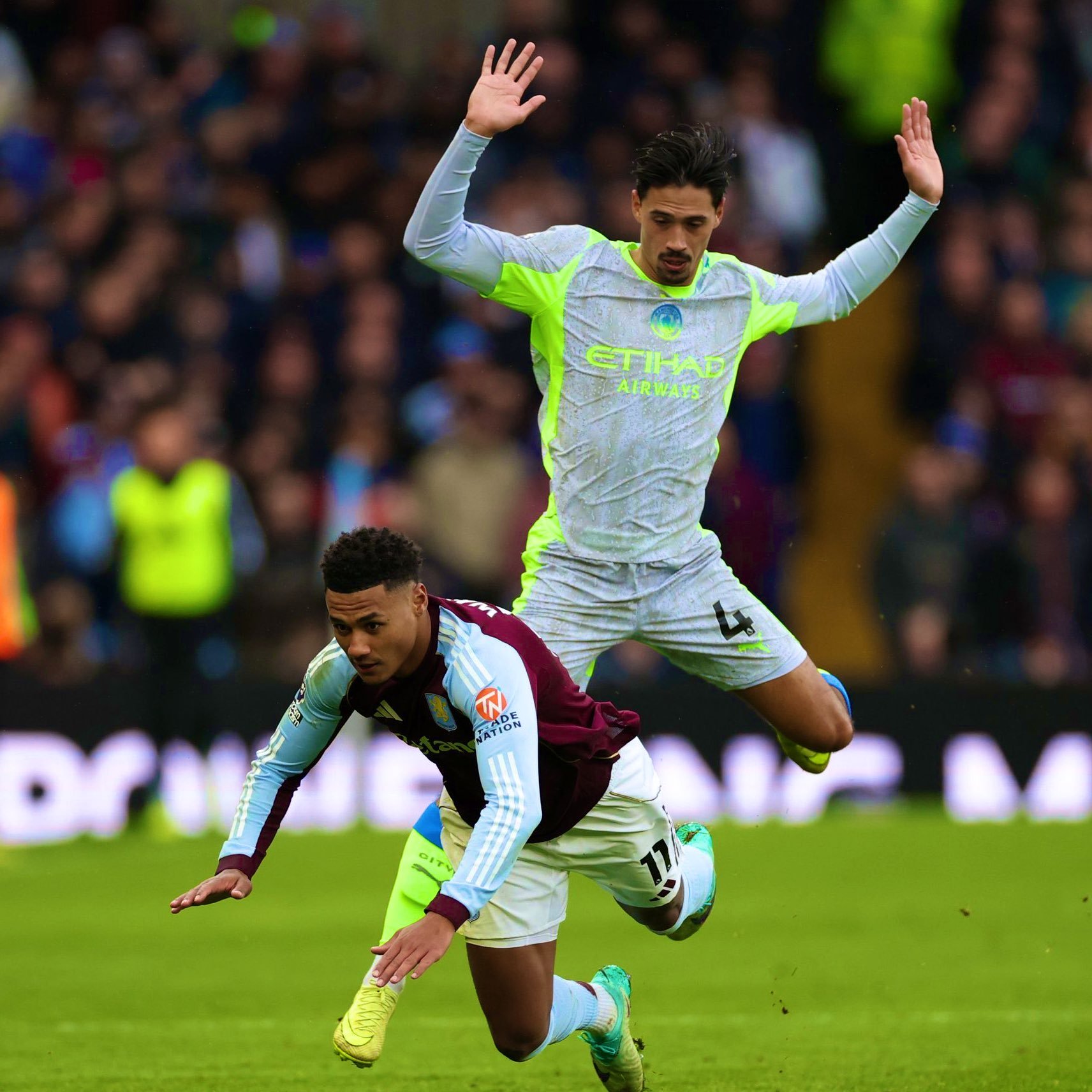 英超 曼城客场0：1负于阿斯顿维拉队，赖因德斯🇳🇱首发出场76分钟。[拳头]