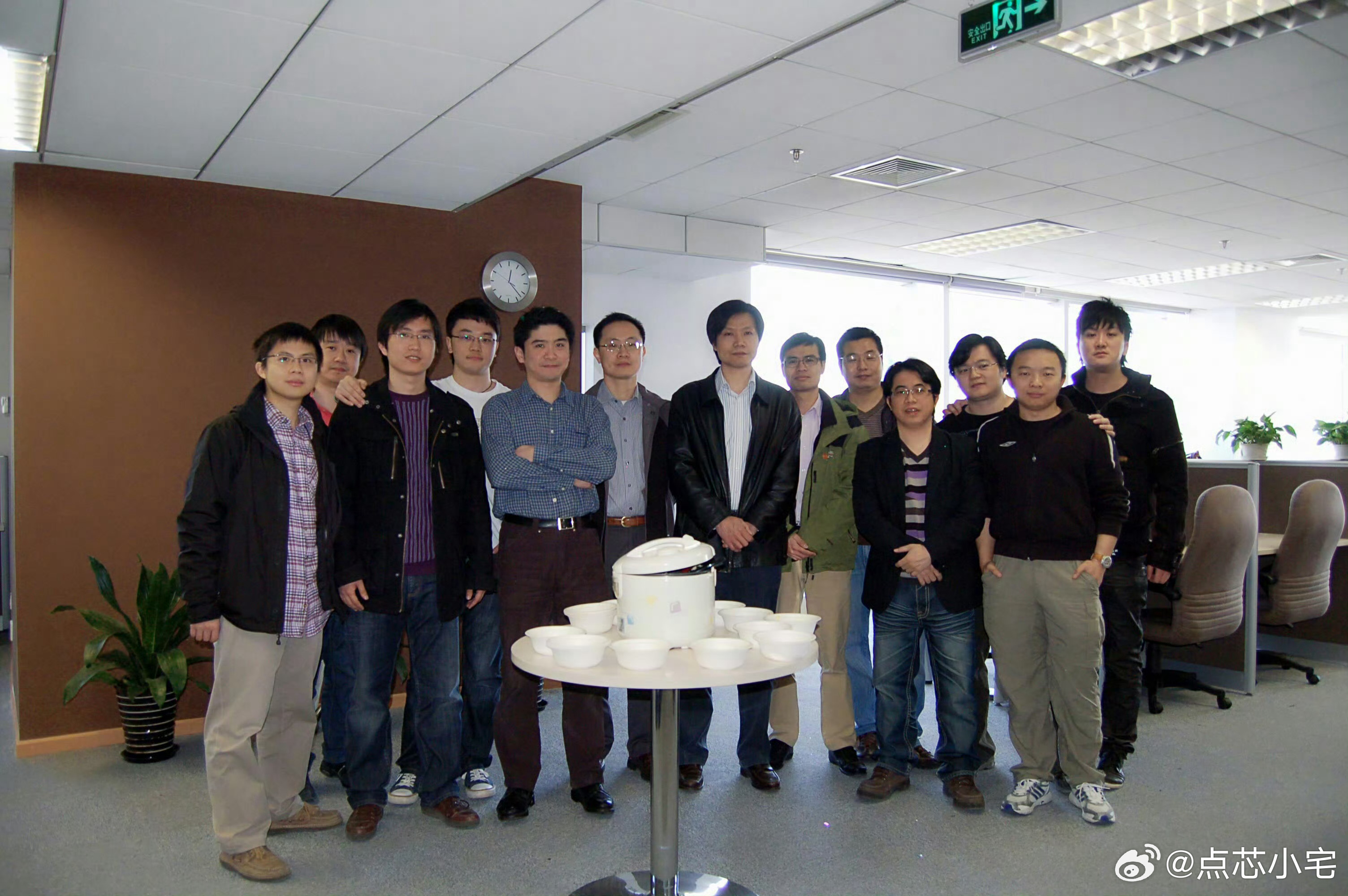 两位小米联合创始人退出子公司股东名单，这事儿本身没啥戏剧性。VIE架构下的子公司