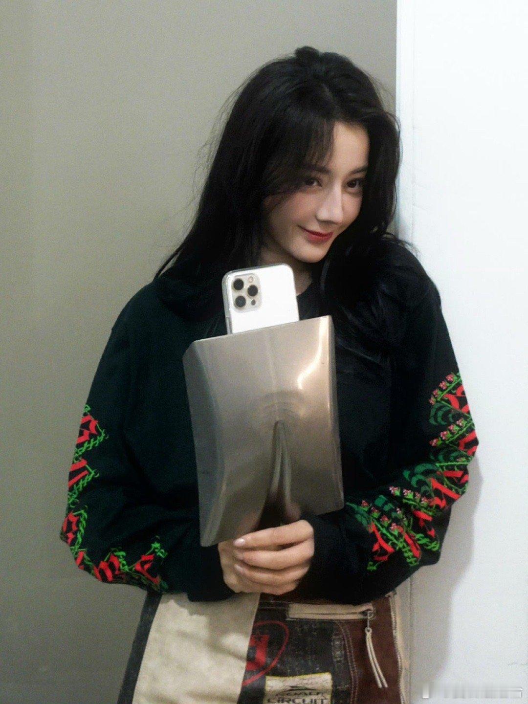 谁给迪丽热巴买的手机壳 大美女爱搞抽象迪丽热巴又又又换新手机壳啦～可爱又有梗，颜