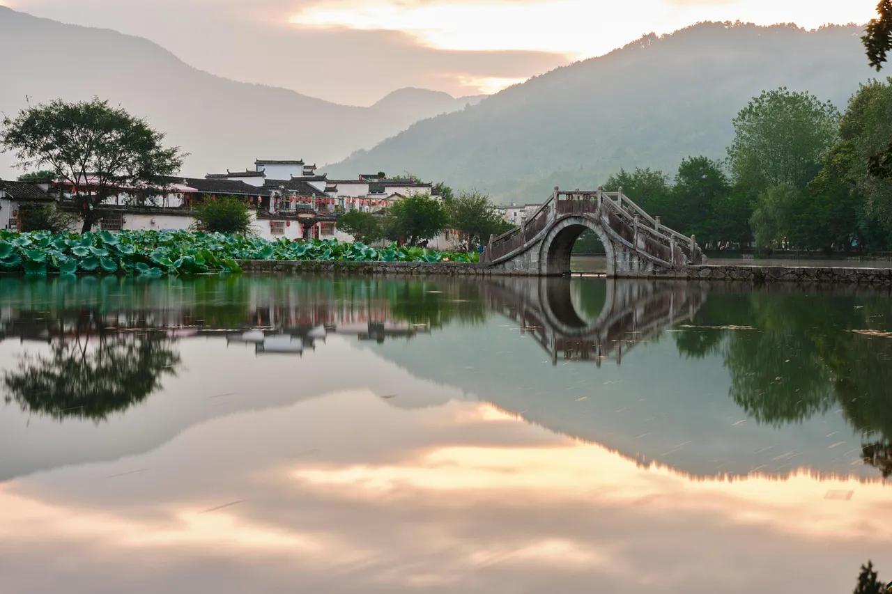 灵境质朴的小山村，让人静得下心来沉淀一下自己，如今我们身处在这处处快节奏的氛围里