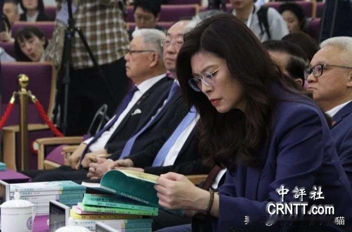 郑丽文捧回清华附中教材是对的，两岸和平发展必须从教育抓起、从孩子们抓起，这些才是