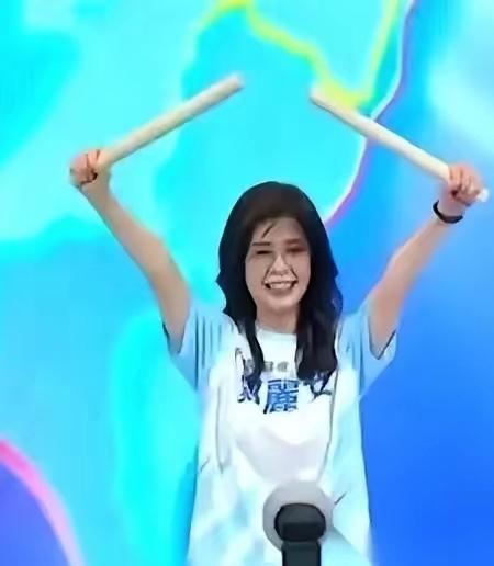一千多万啊，真金白银！

别人卡着党部账本嫌募款慢，郑丽文拍胸脯一句“凯道我来负