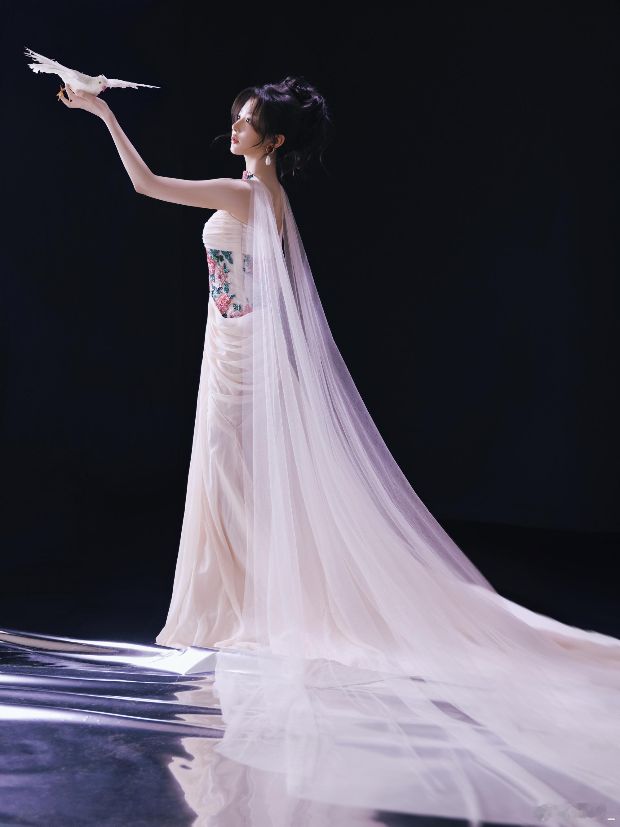 孔雪儿 媚眼抛给我看 花仙子造型的孔雪儿太绝了！媚眼流转勾人心弦，宛如香香软软的