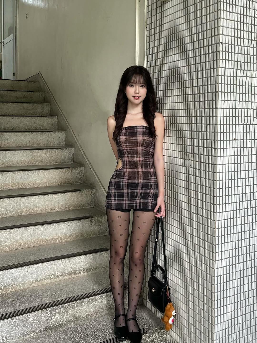 分享美女穿搭服饰经典格纹抹胸短裙+蝴蝶结黑丝
小心机腰部镂空设计超吸睛
甜酷交织