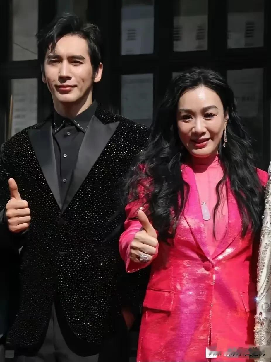 照片中这个男人，是娱乐圈最成功的傍富婆典范！
不可否认，这个男人长得确实挺帅的，