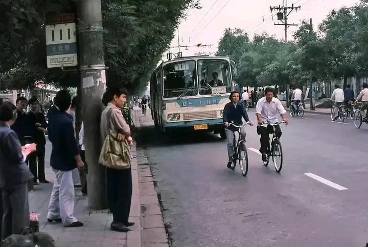 北京交通老照片（下）
那个年代市民出行多数骑自行车、坐公交车。这些街头的无轨电车
