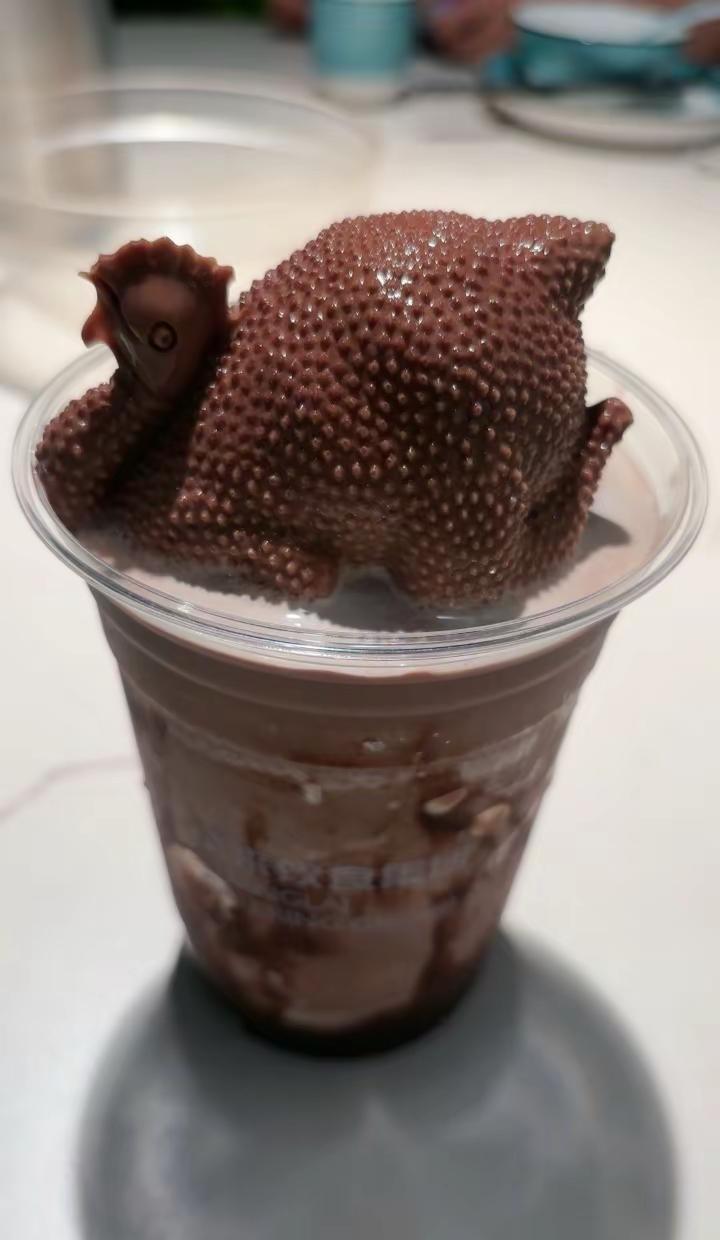 别人喝奶茶：正常糖少冰。我喝奶茶：整只鸡，谢谢