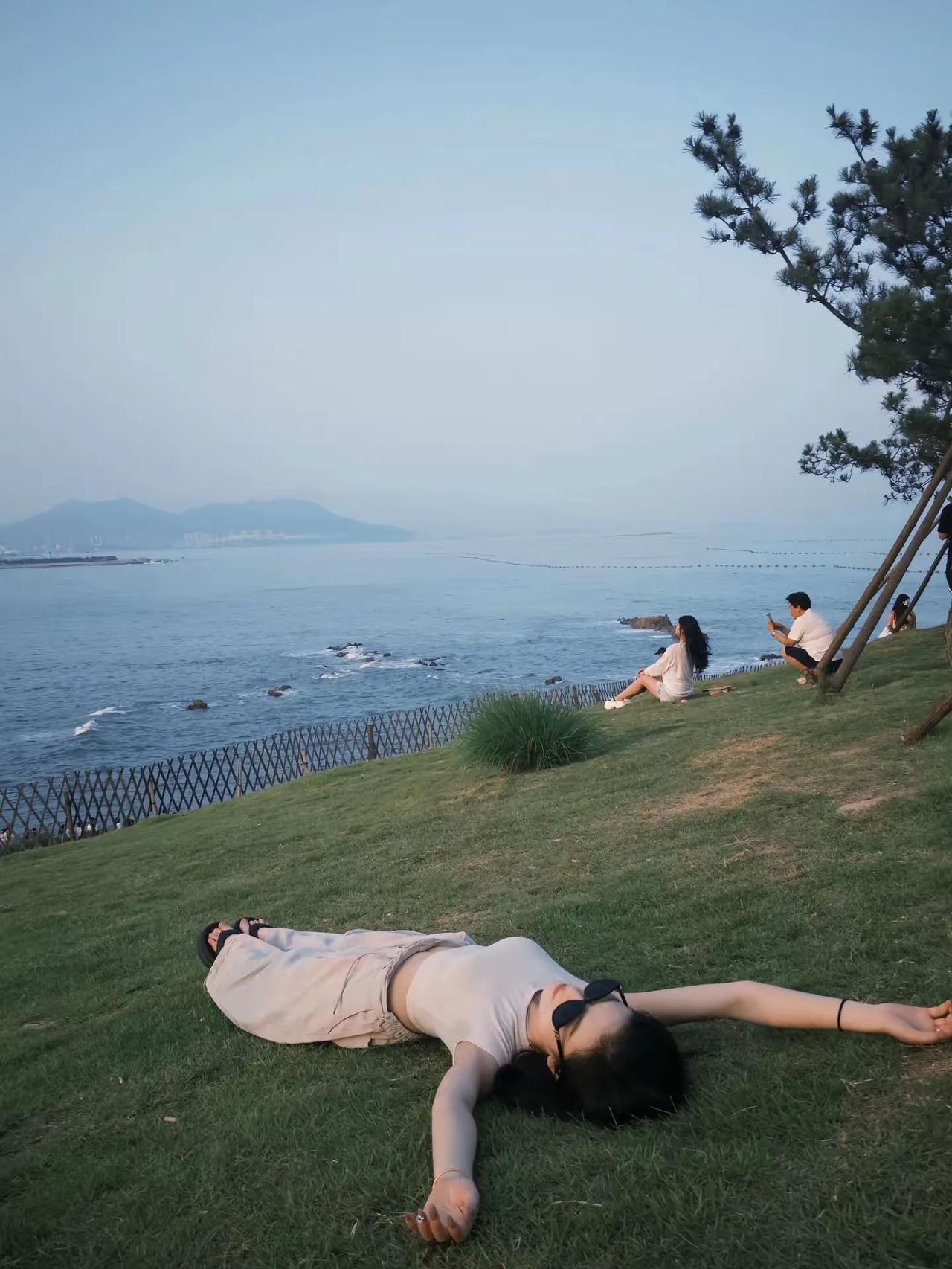 相逢已是上上签，何需相思煮流年。
即便此生不相逢，相伴一程已心安。
花开花落终有