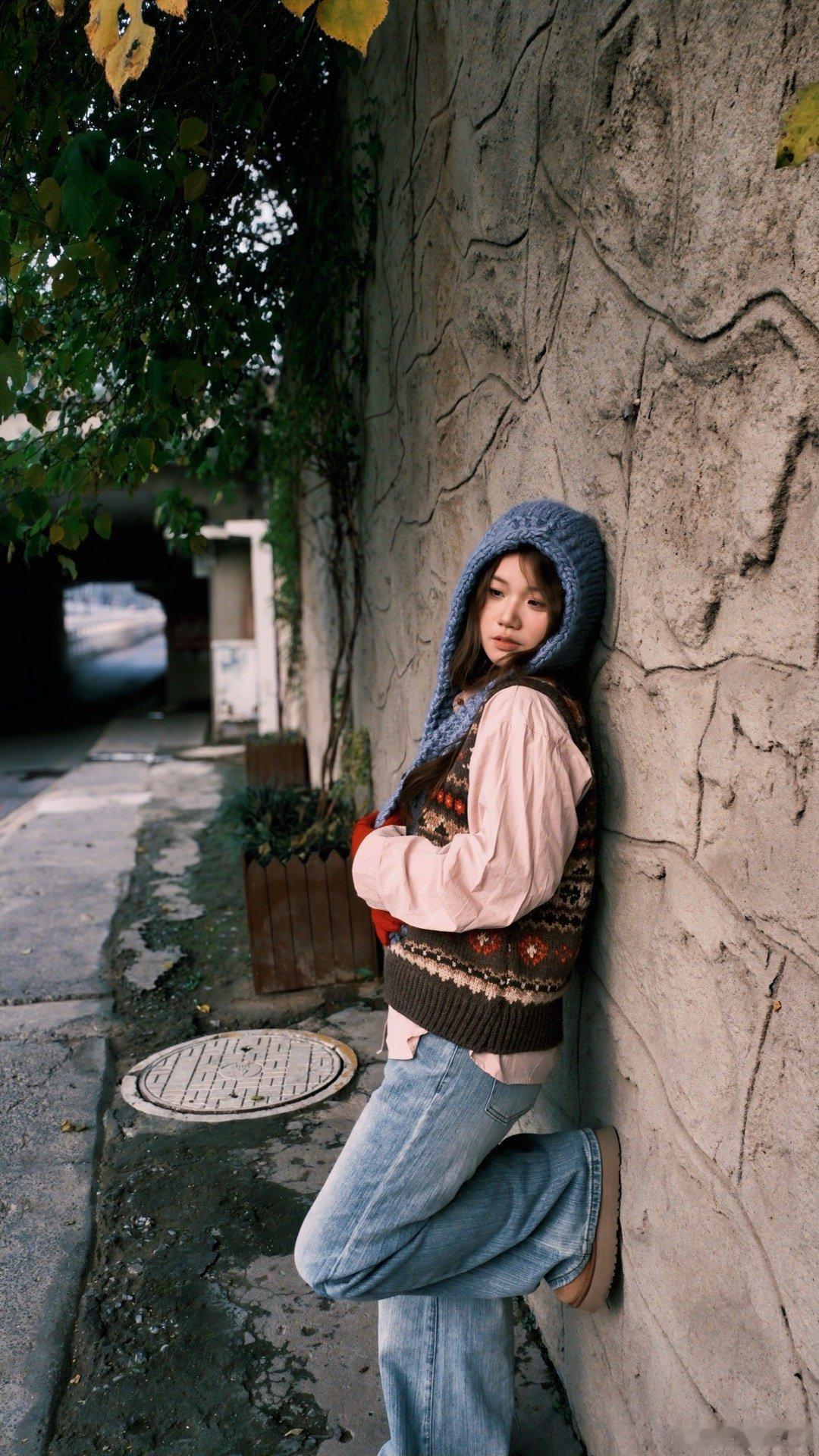 嘻嘻，脱掉外套跟上一组完全不一样风格 