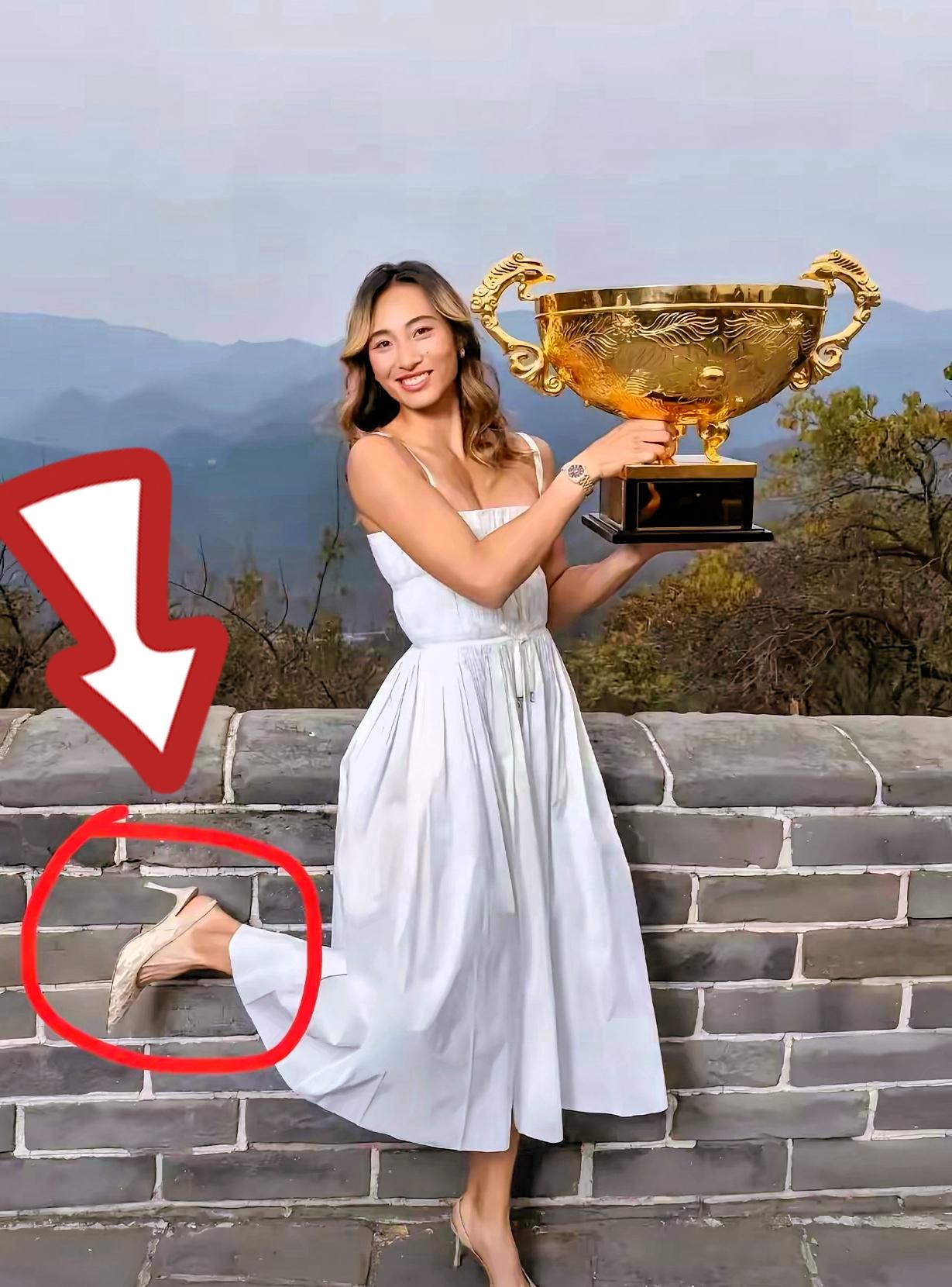 长城上，她穿了4万5的裙子、1万7的鞋。可所有人最后盯住的，是她脚踝上那道分界线