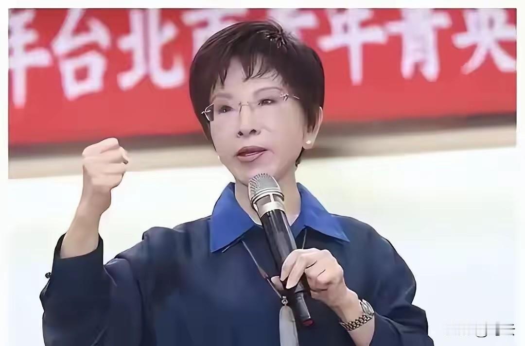 郑丽文前脚刚走，洪秀柱后脚就到了北京。

有意思的是，她俩说的话，调门完全不一样