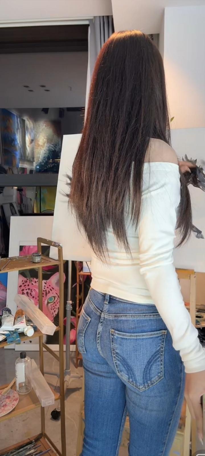 旧言犹在指尖翻，
字里温存，梦里长相见。
相思只恐人轻见，
敛眉低首，暗把情丝缠