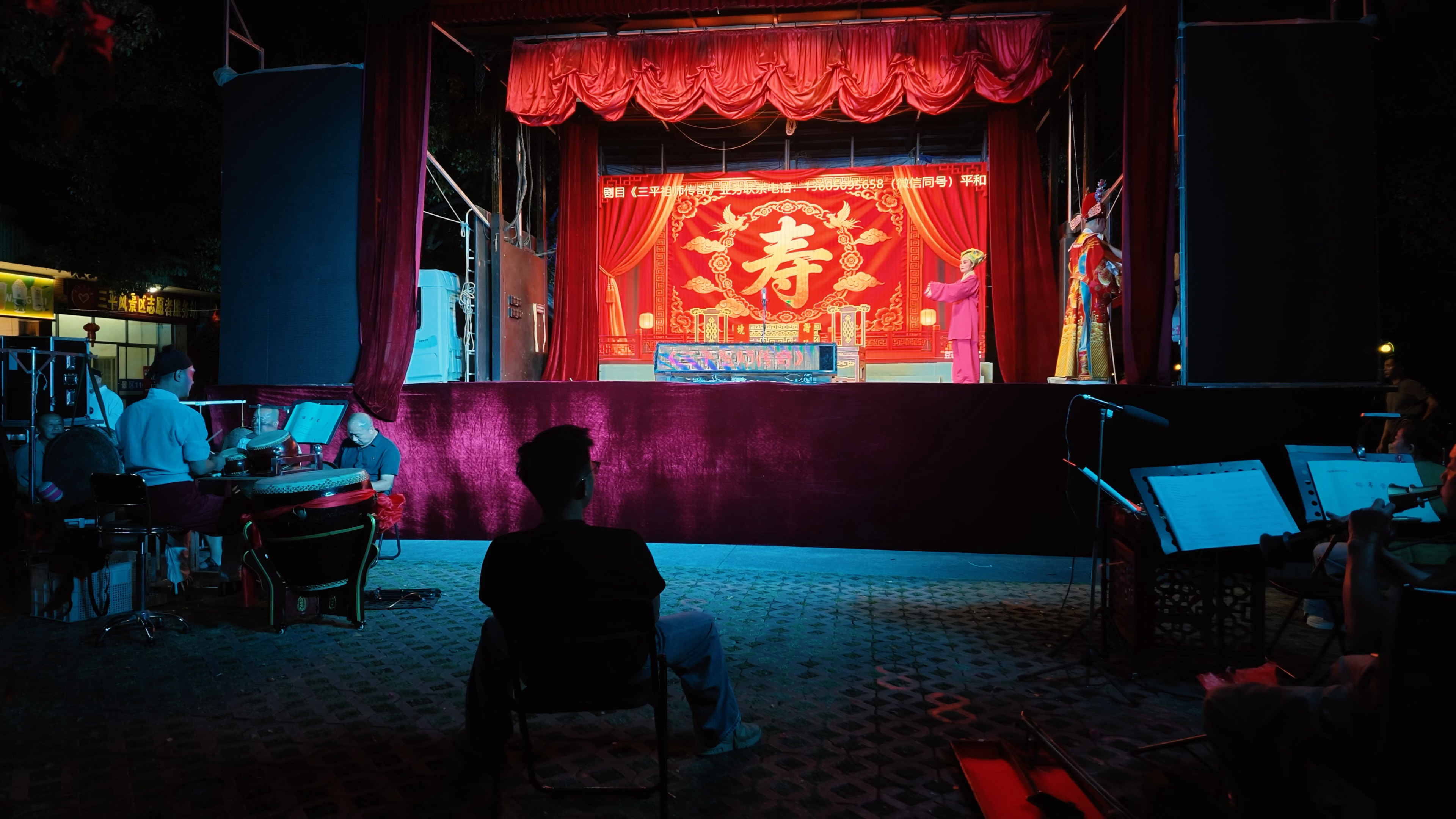 小时候凑热闹看戏，长大了才看懂戏里的人间。 ​​​