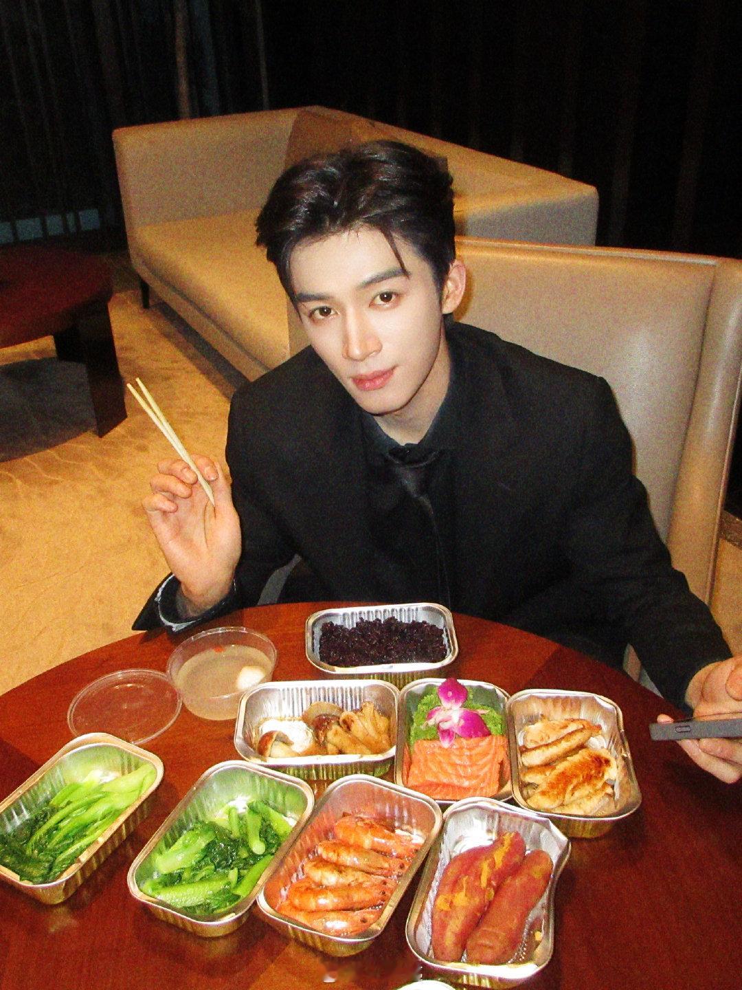 王星越00337788plog王星越00337788plog来啦 在认真工作的同