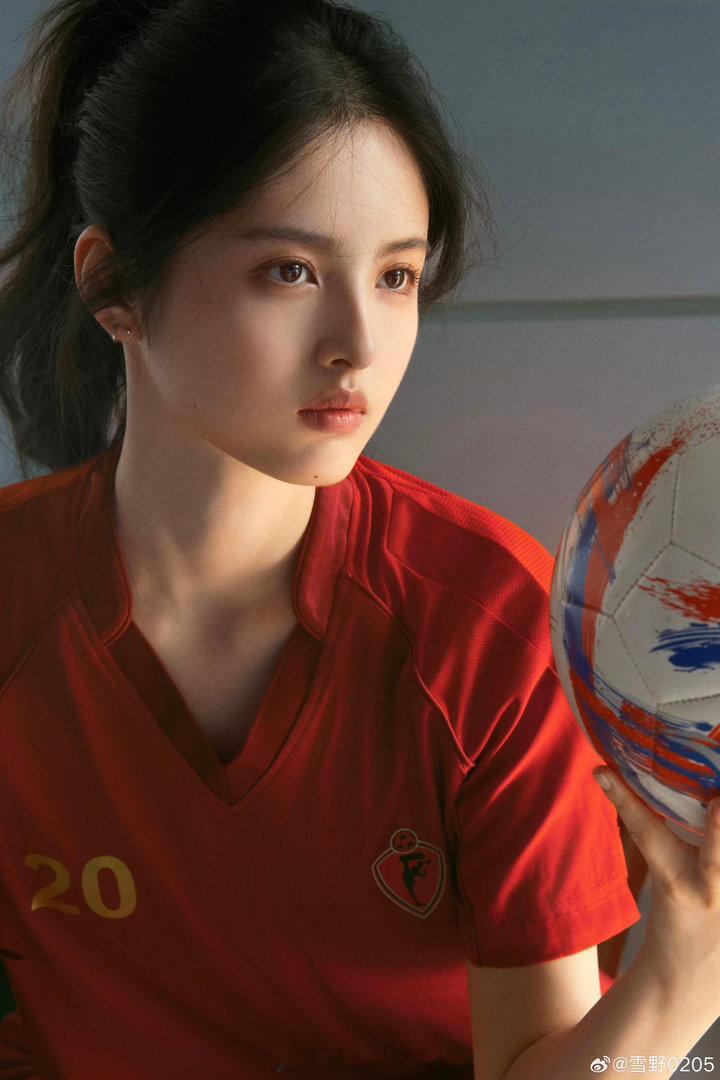 星女郎雪野新人美新晋星女郎雪野现身扫楼现场，全力为新作《功夫女足》造势。出众的外