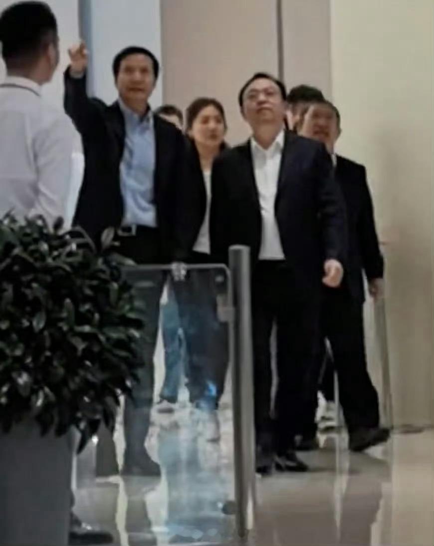 雷军带王传福参观小米工厂 国内两“最”的男人再碰首，一个欠车最多，一个卖车最多[