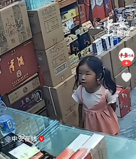 一位来自河南的爸爸，带着年仅4岁的小女儿，背井离乡来天津谋生。爸爸身体不好，走路