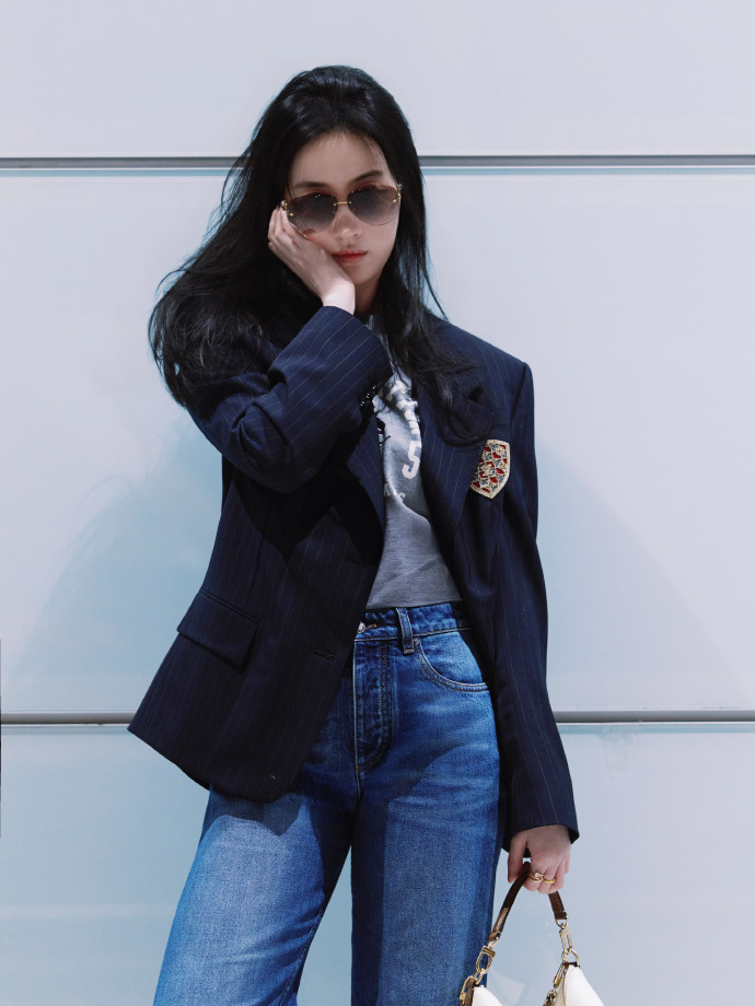 刘亦菲全智贤撞衫两位美女都很美！刘亦菲真是太驻颜了，好漂亮！刘亦菲全智贤同款外套