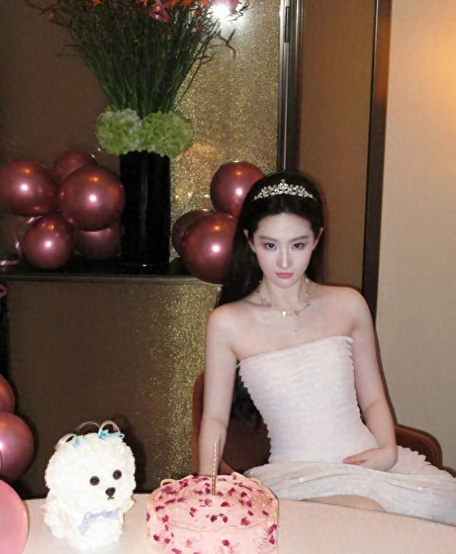 刘亦菲39岁生日惊艳，戴皇冠抱爱犬庆生，唐嫣连续12年卡点送祝福