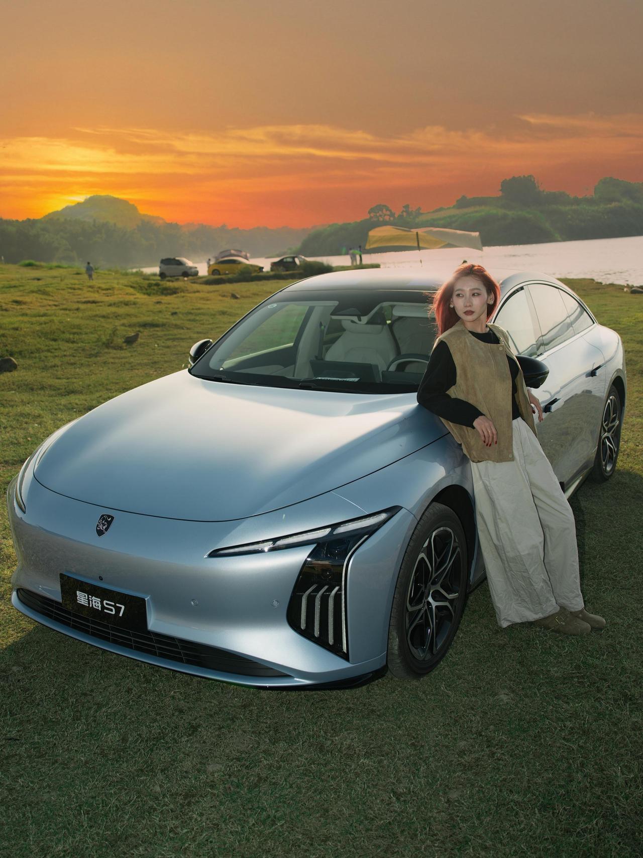 星海S7这车简直不要太出片
超模颜值+夕阳，怎么拍都好看
朋友圈九宫格瞬间安排。