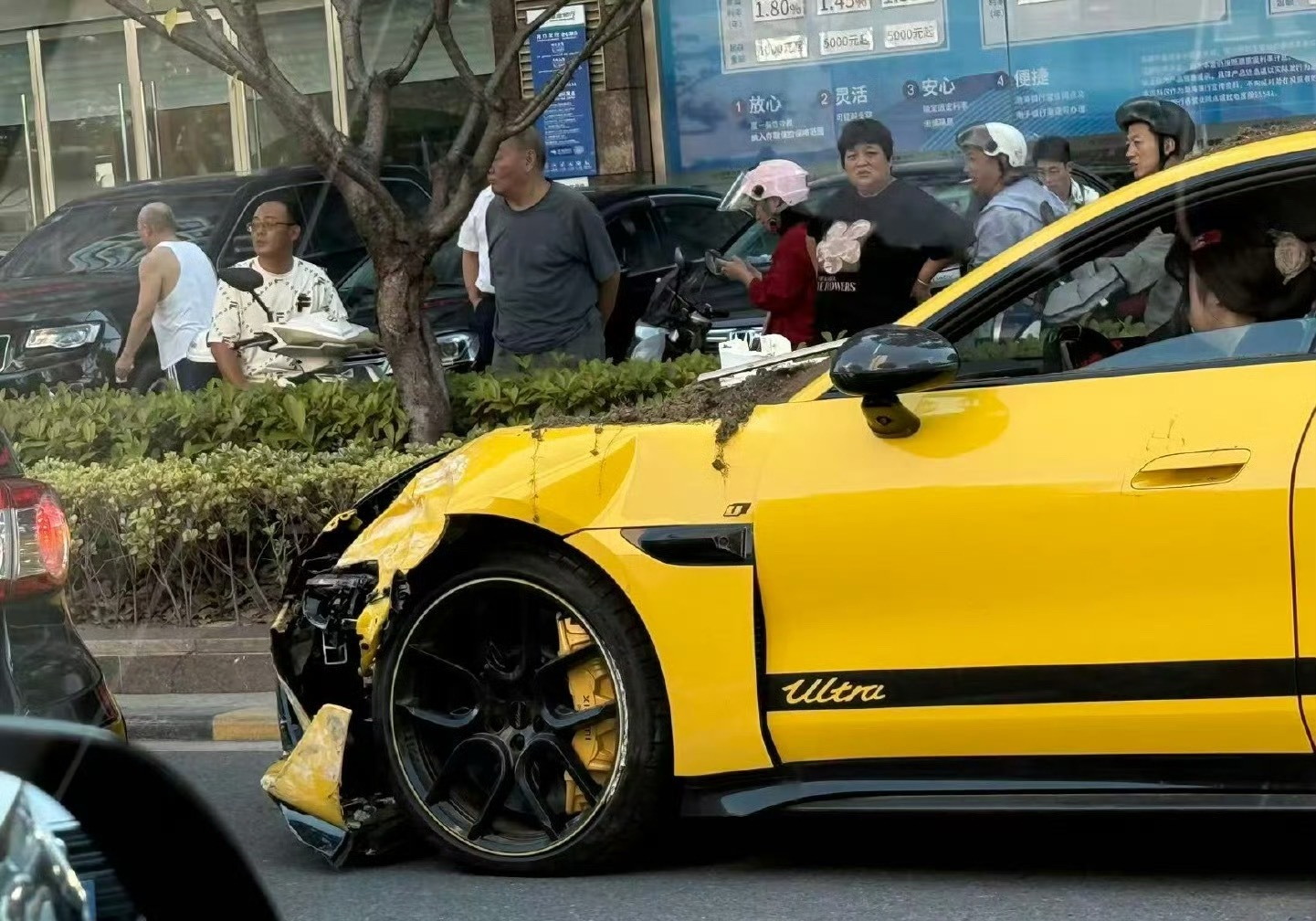 不知道真假这台SU7 Ultra出事故后驾驶员酒精测出来200多（也有说调换了驾