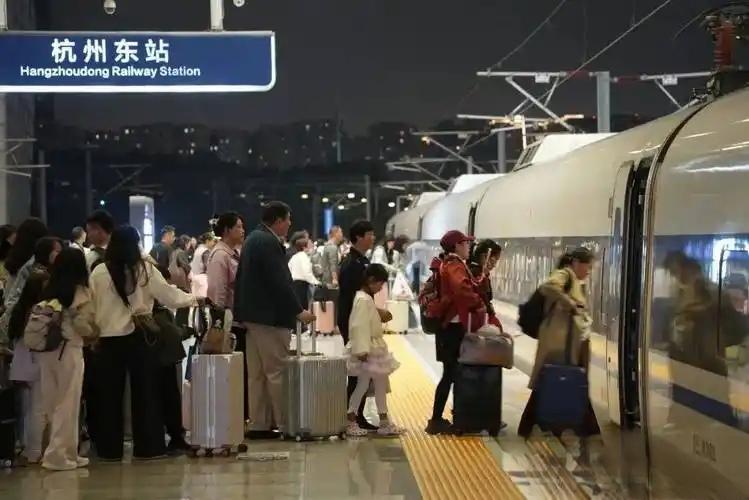 杭州东站被“攻陷”！早上6点半全是娃，浙江春假大军已出发

今天杭州东站被“神兽