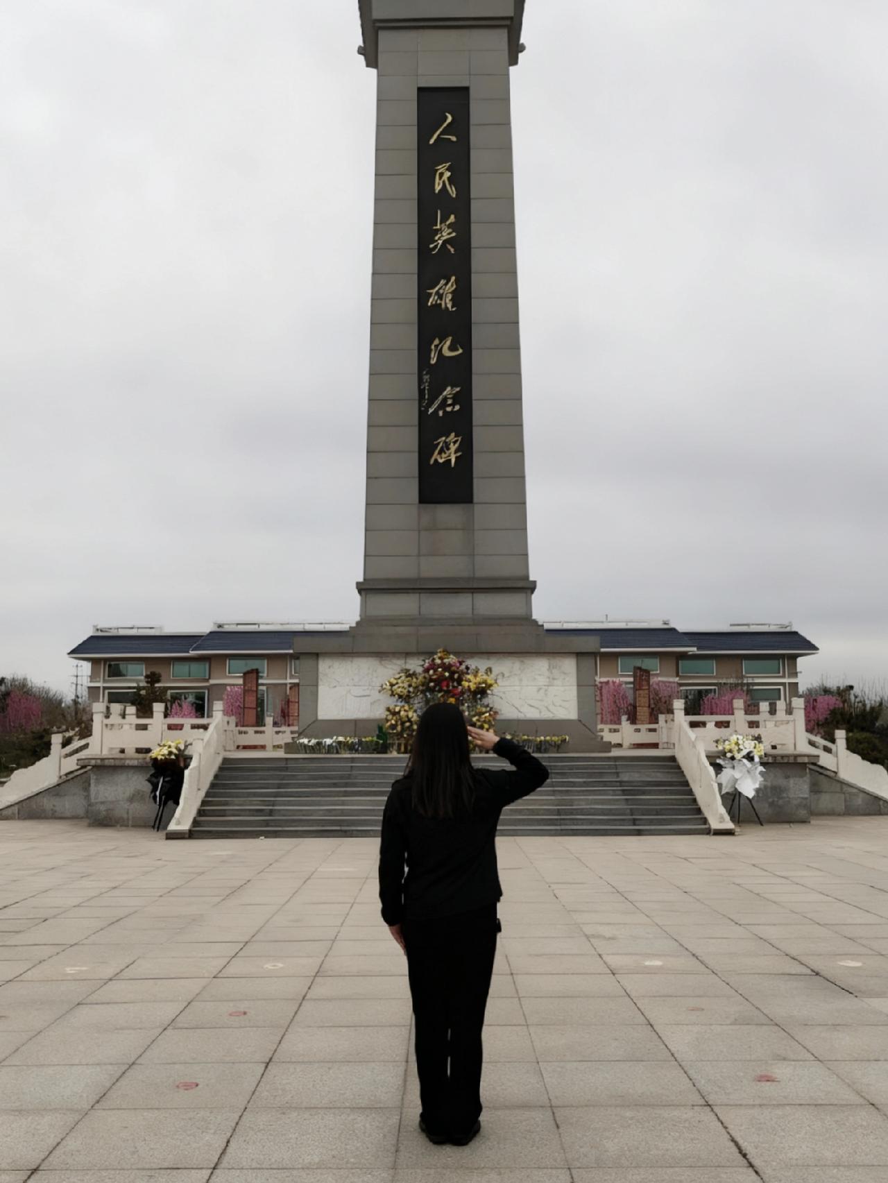 山河无恙盛世开，

九州春盛满庭芳。

万家灯火映富强，

山河锦绣簇华章。
