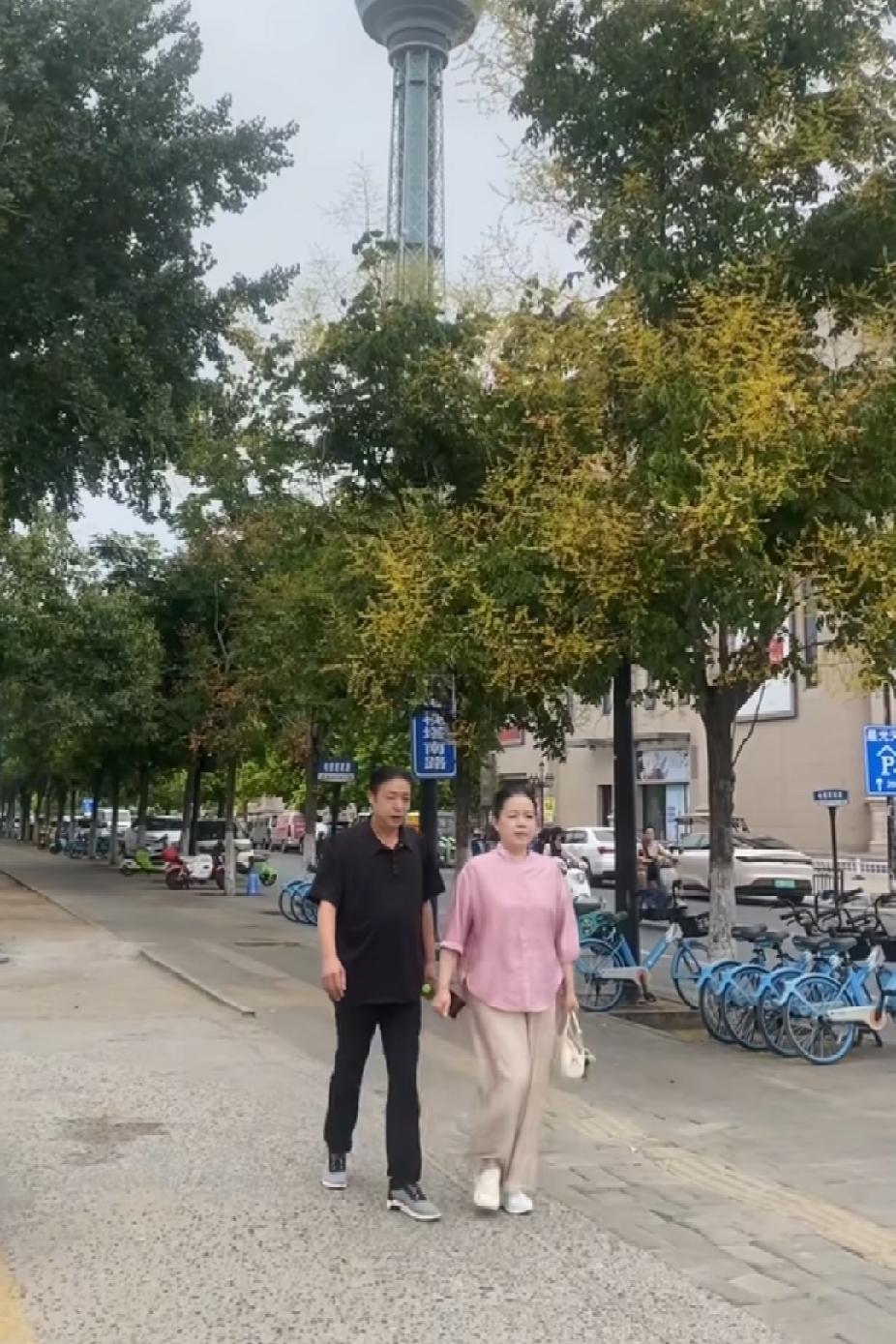 这几天许妈连发了几条作品：都是对所有不实传言最响亮的反驳。

许姚用脚步给出最有