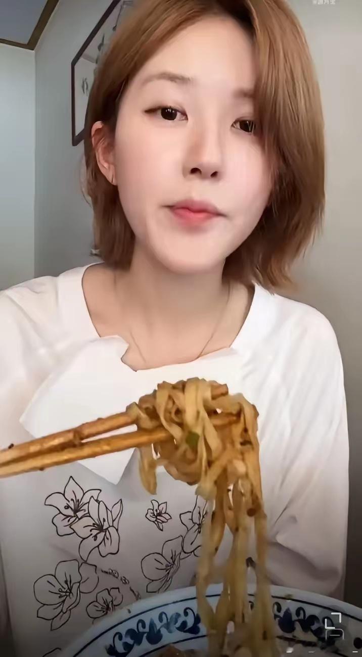 我有种预感，接下来赵露思要成为我们普通打工人一员了。赵露思连开直播，有人问她有什