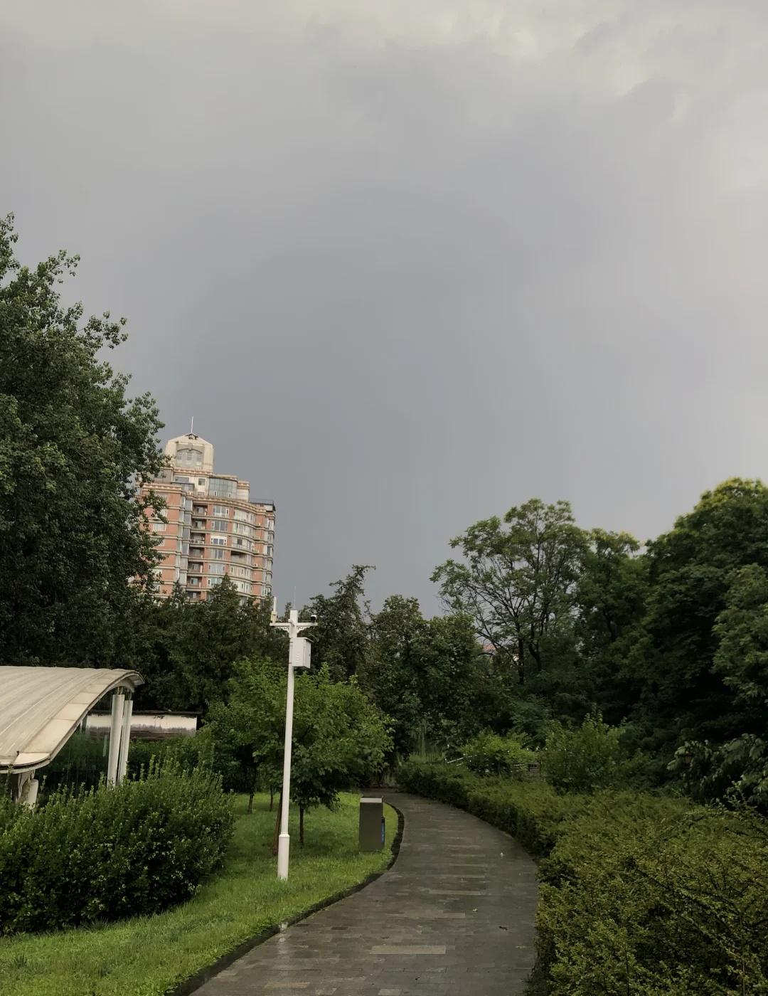 长安区已经下完了…这朵云飘到哪里了
真的是雷暴雨⛈️ 就下一阵子
下完雨的空气真