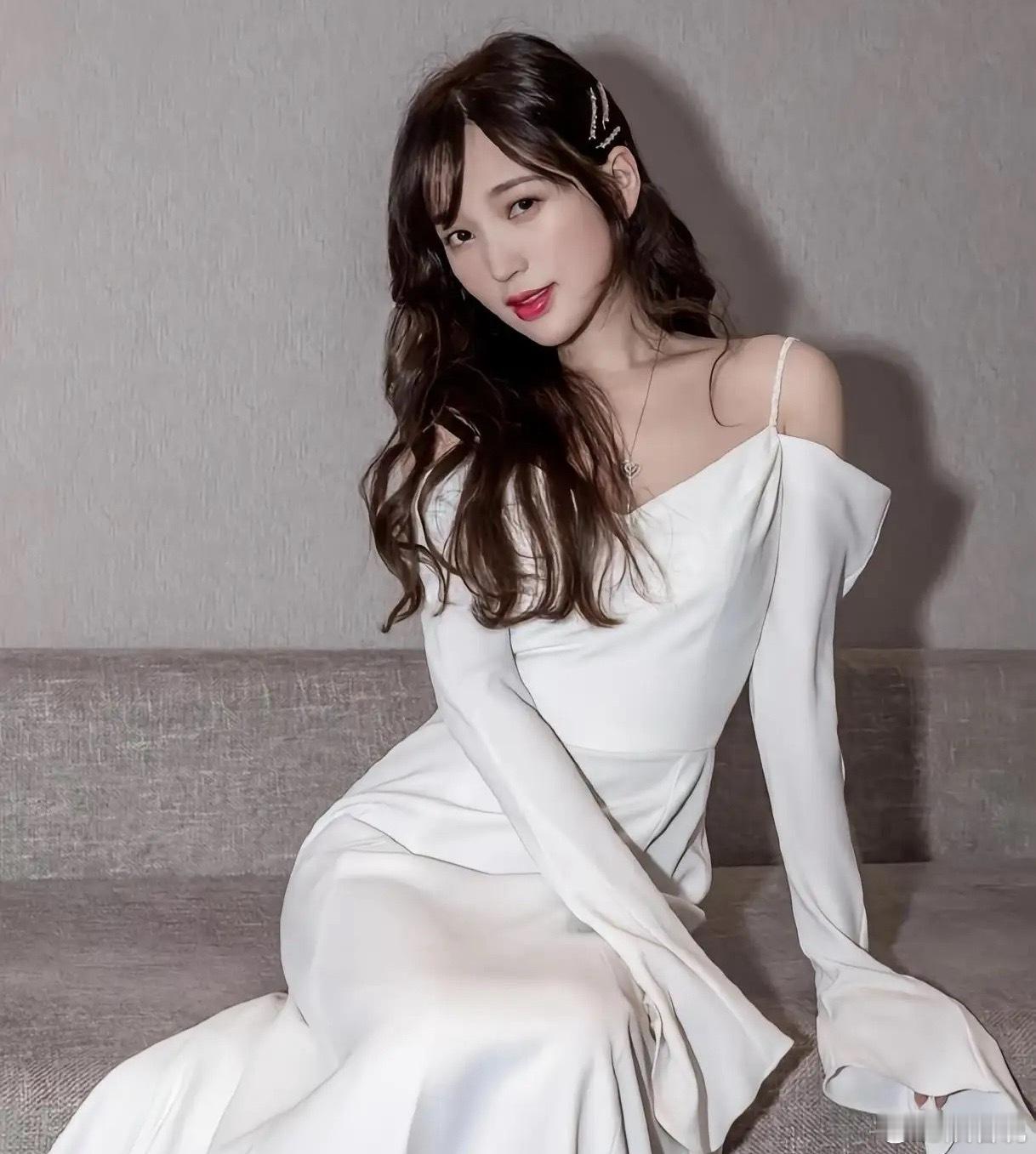 主持人问金莎:“你最大的烦恼是什么？”金莎闷闷不乐地说:“我最大的烦恼就是我一天