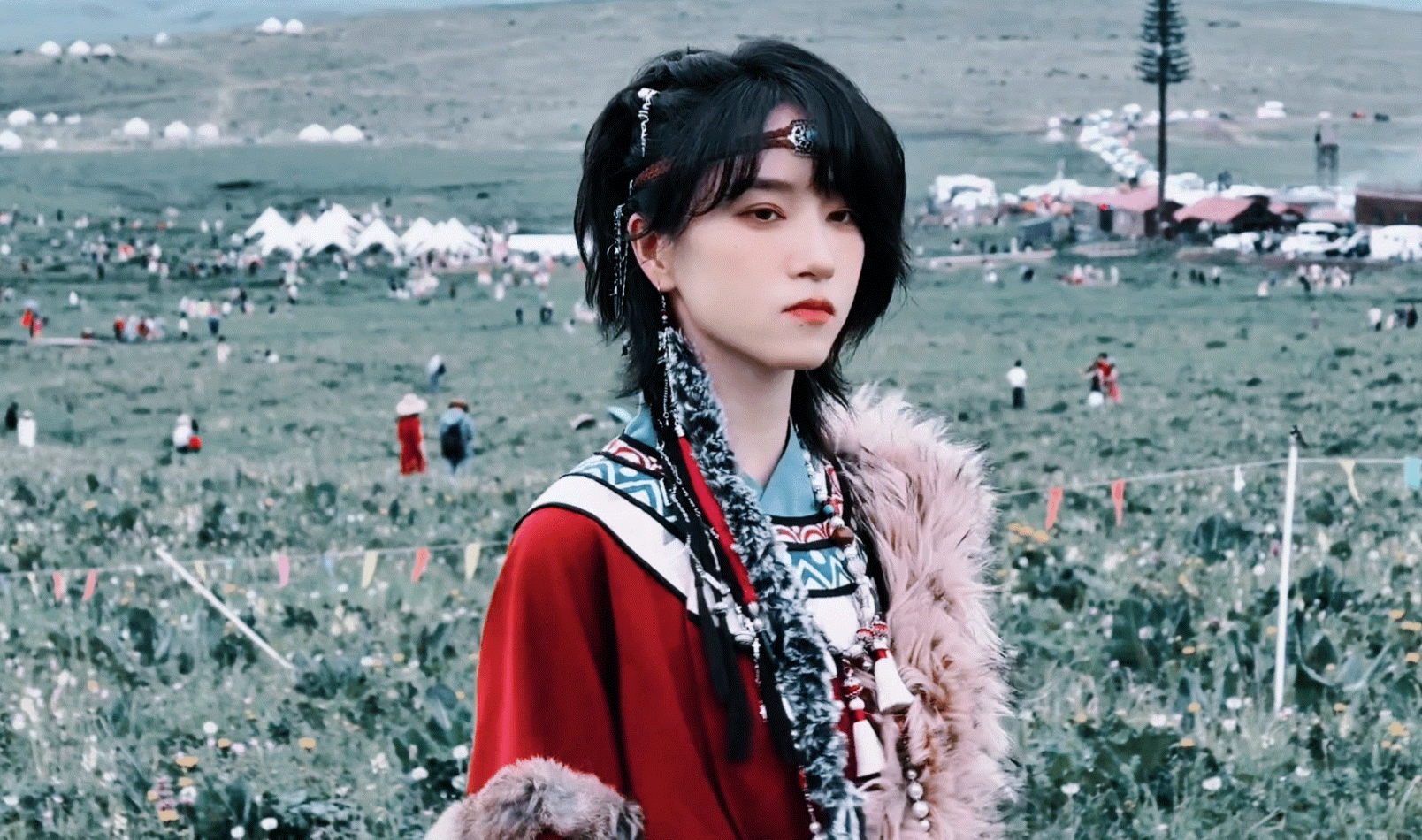 蒋芸与太阳肩并肩延续了她对新疆风光的深度探索——此前她曾用“赛里木湖花粉海像奶茶