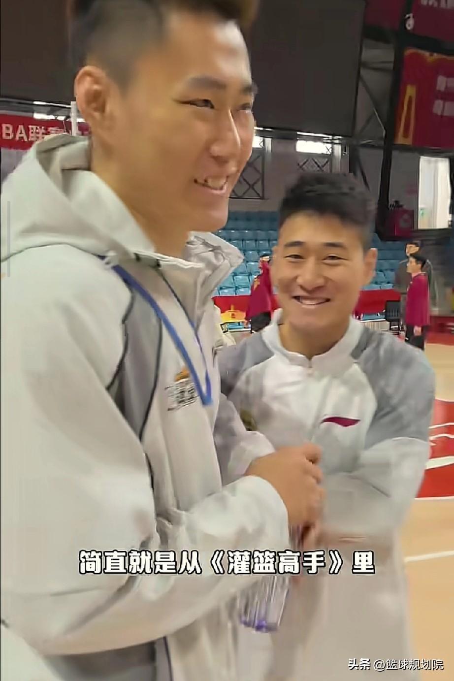 东北德比这也太和谐了，大型认亲现场！

辽宁男篮客场挑战吉林男篮赛前踩场训练，简