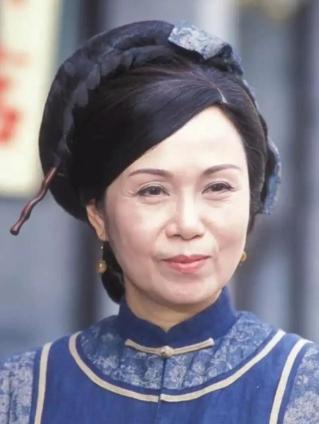 80岁的香港演员陈嘉仪，独居珠海，不是因为她没有家人，而是她两个儿子的心就如同铁