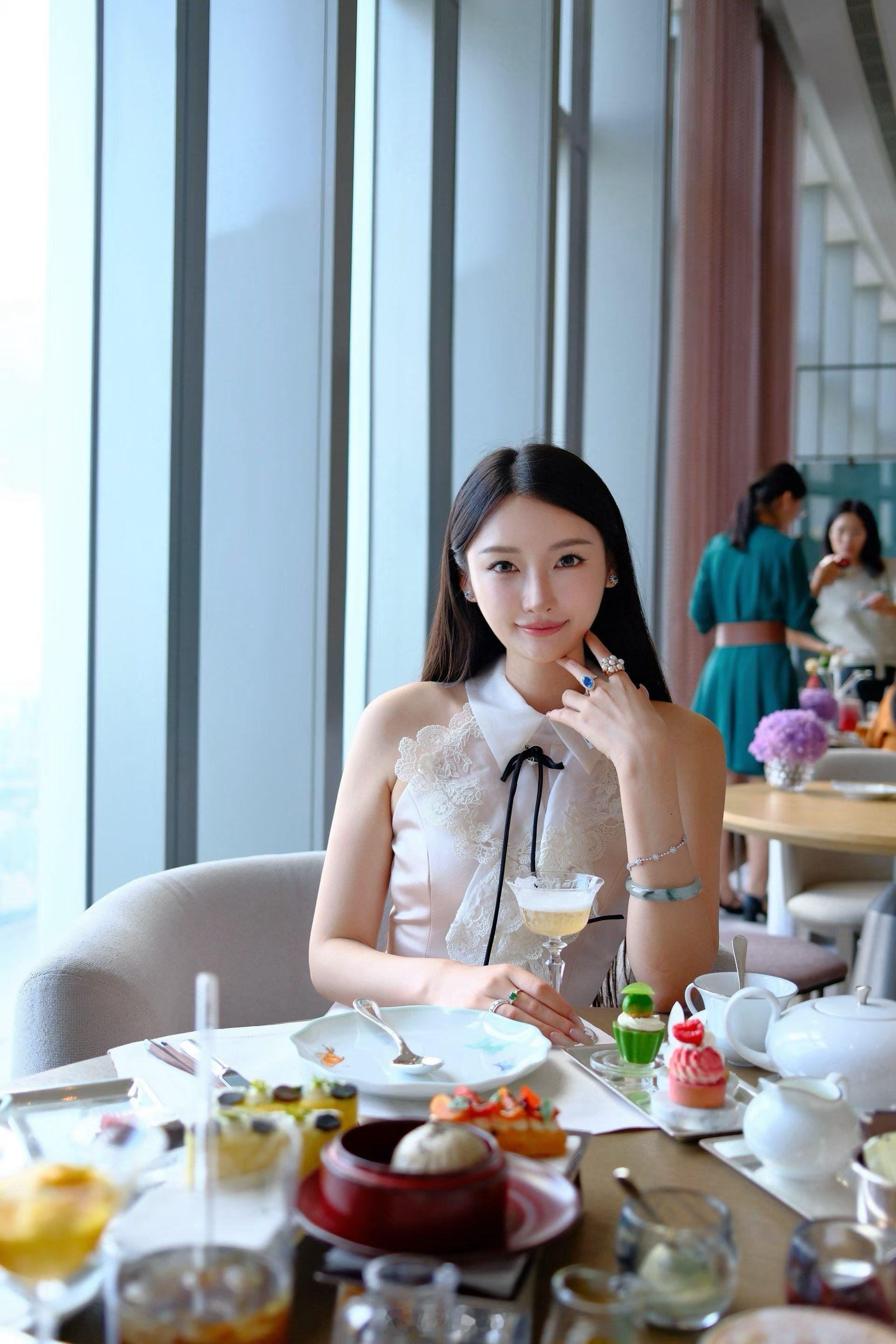大美女把我们家的珠宝带的太美丽啦