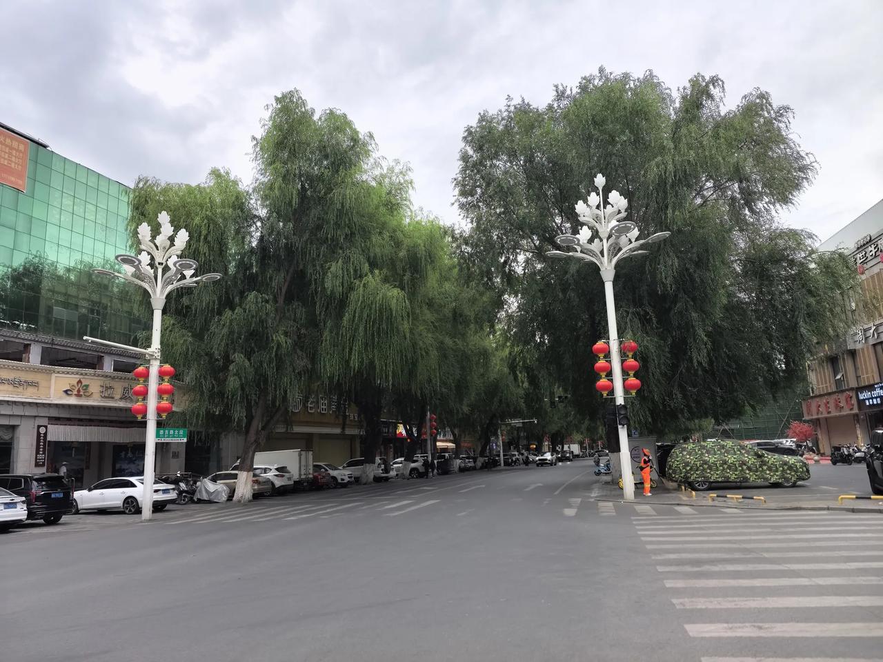清晨的拉萨。早上9点钟出来走了走，在拉萨这还算清晨。街道上人不多，车也不多。
看