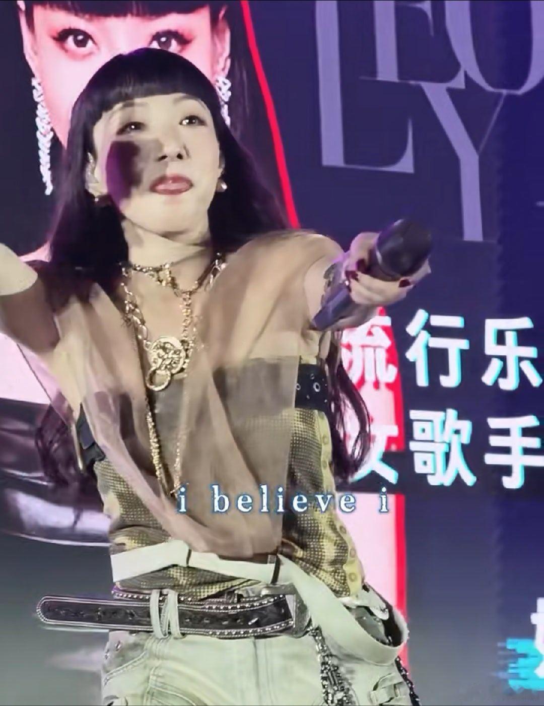 谁的青春DNA动了！很多人随口就能哼出吴莫愁《就现在》，却不知道它是油管第一支播