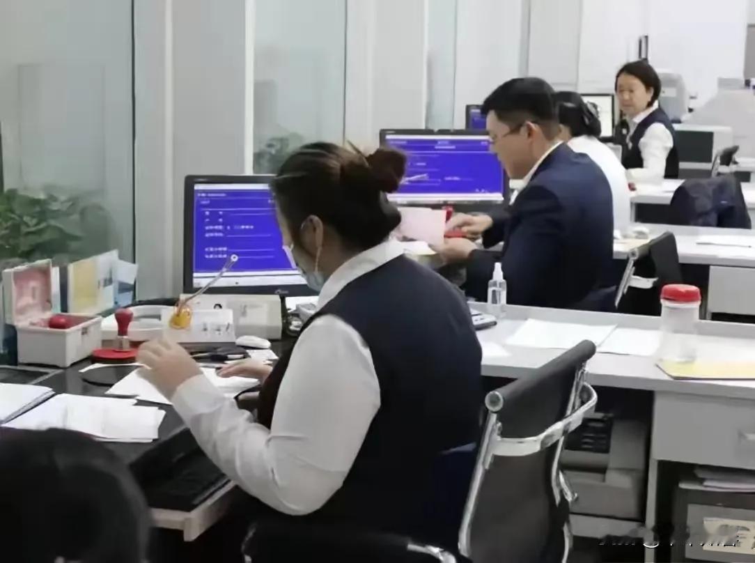 无语！河南一男子拿着1999年的93万存折到银行取钱遭拒，银行声称存折系员工伪造