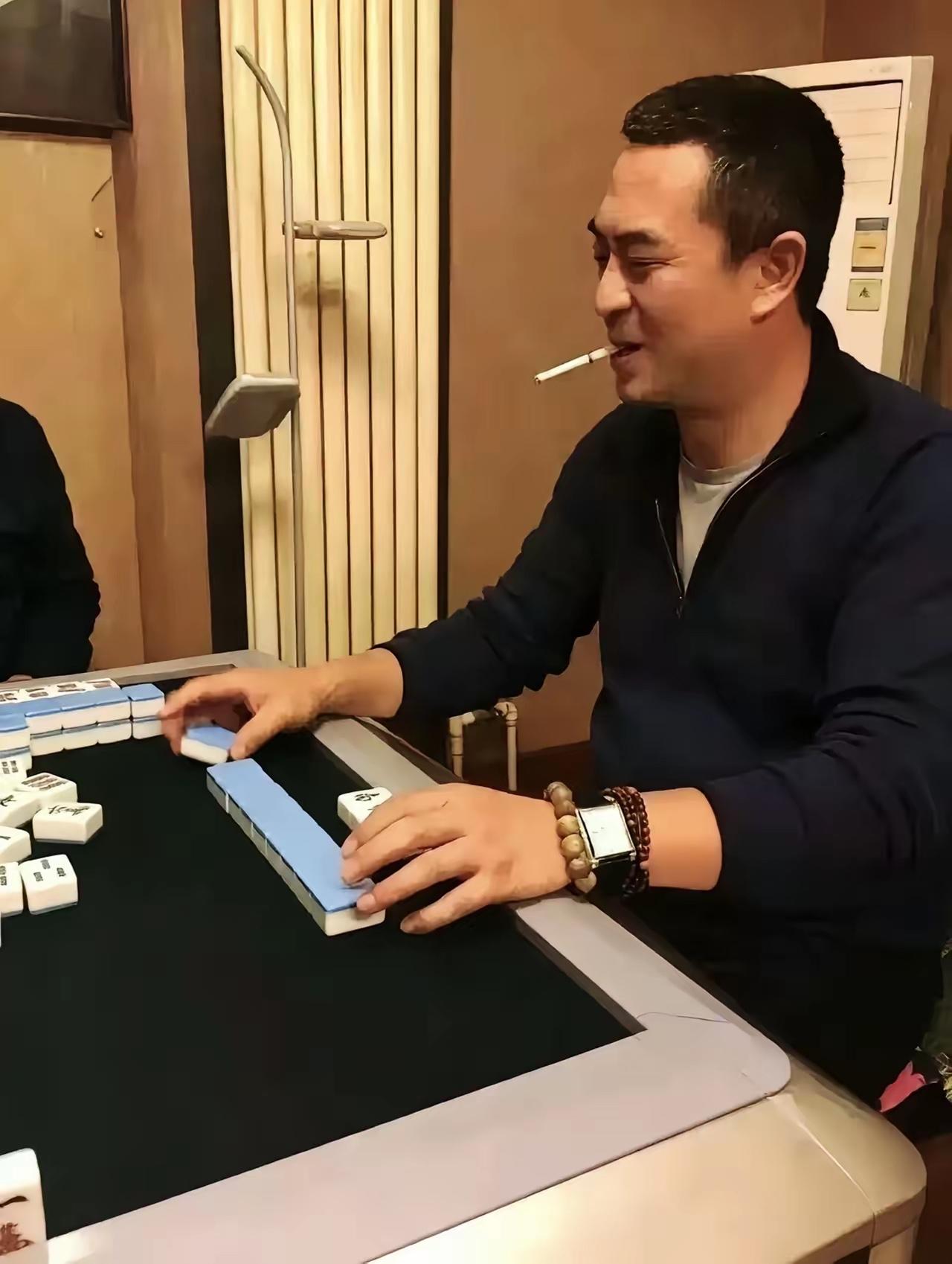 看到一张照片
网友评论说这是明显的“哈怂”…
感觉网友有点过了
要么是不理解“哈