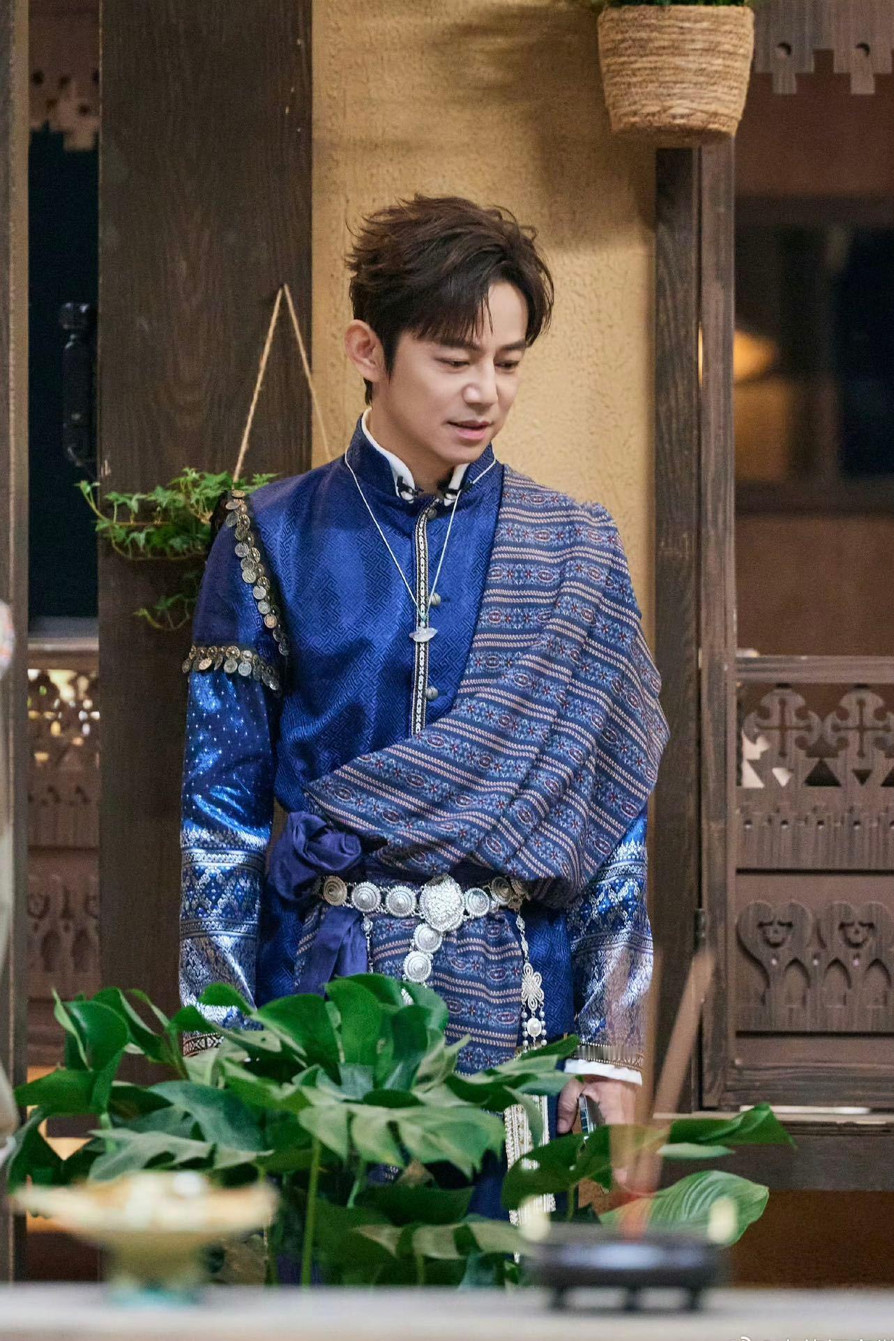 何炅王鸥嗑糖界的福尔摩斯 看到爱心秒联想到一见钟情，何炅王鸥这嗑糖敏感度也太高了