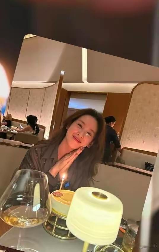 章泽天素颜庆祝32岁生日 伦敦豪宅曝光：章泽天ins晒32岁生日照，素颜在家的绿