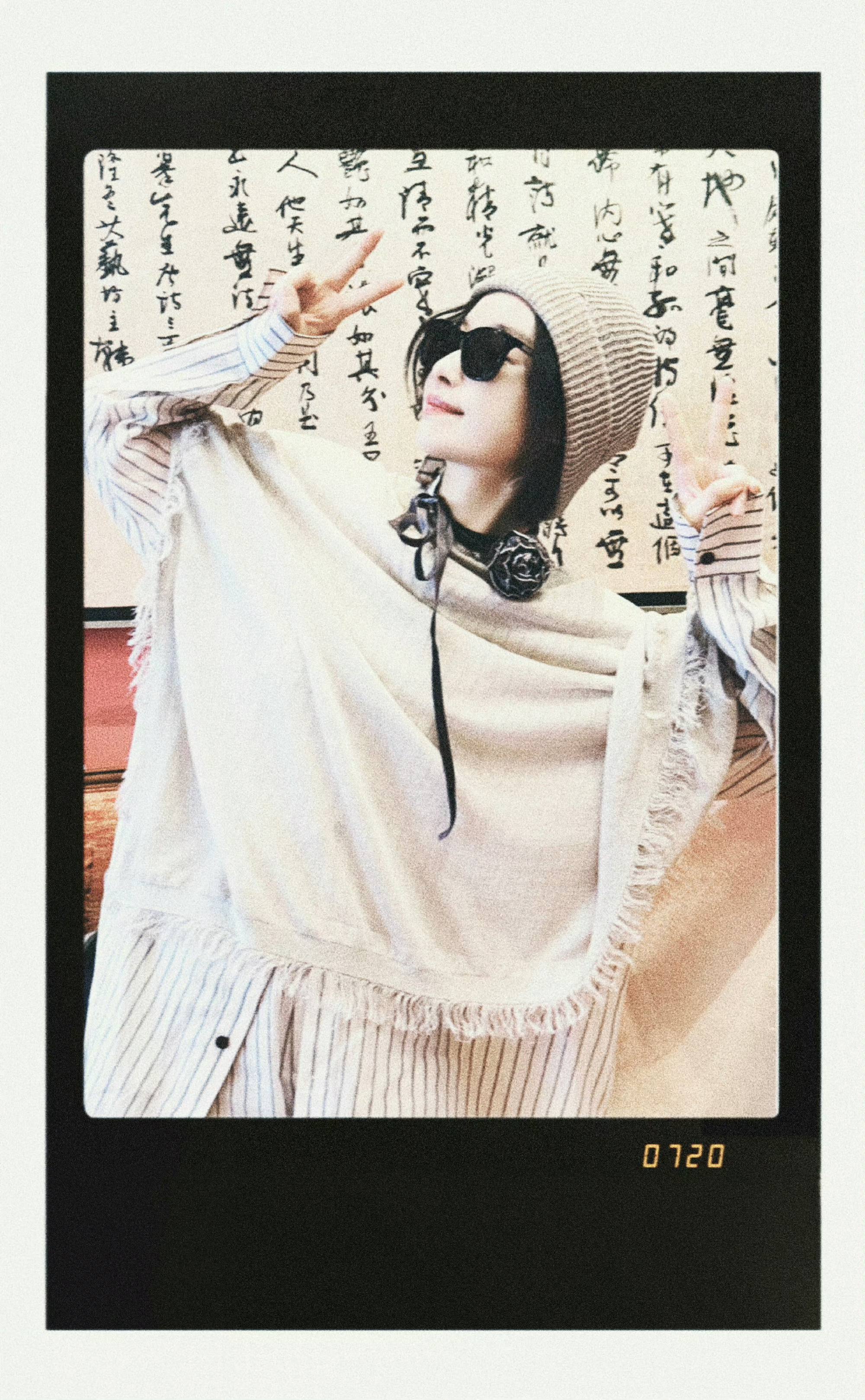 游客拍的倪妮 真正的生图杀手！倪妮原相机抓拍反而更有那种鲜活的电影感，一件简单的