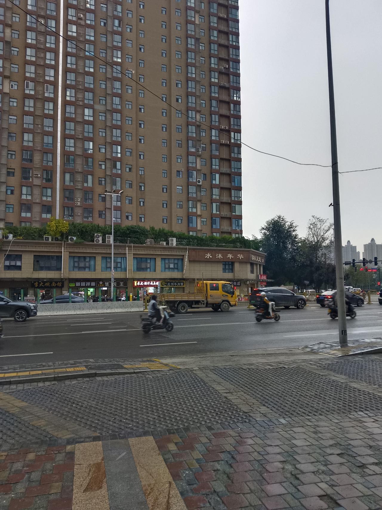 西安这雨说来就来，出来溜个弯就回不去
    西安东郊，十一点出门，阳光灿烂，初