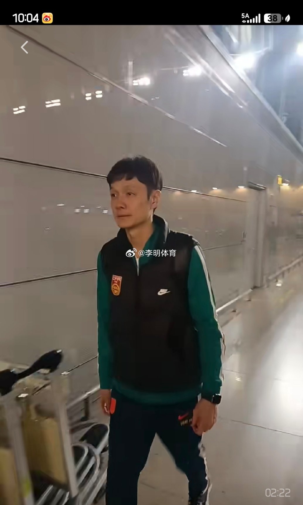 好怀念杨智站在北京国安 门前感觉一直岁月没变啊，话说钩子给国足这套外套，这颜色，