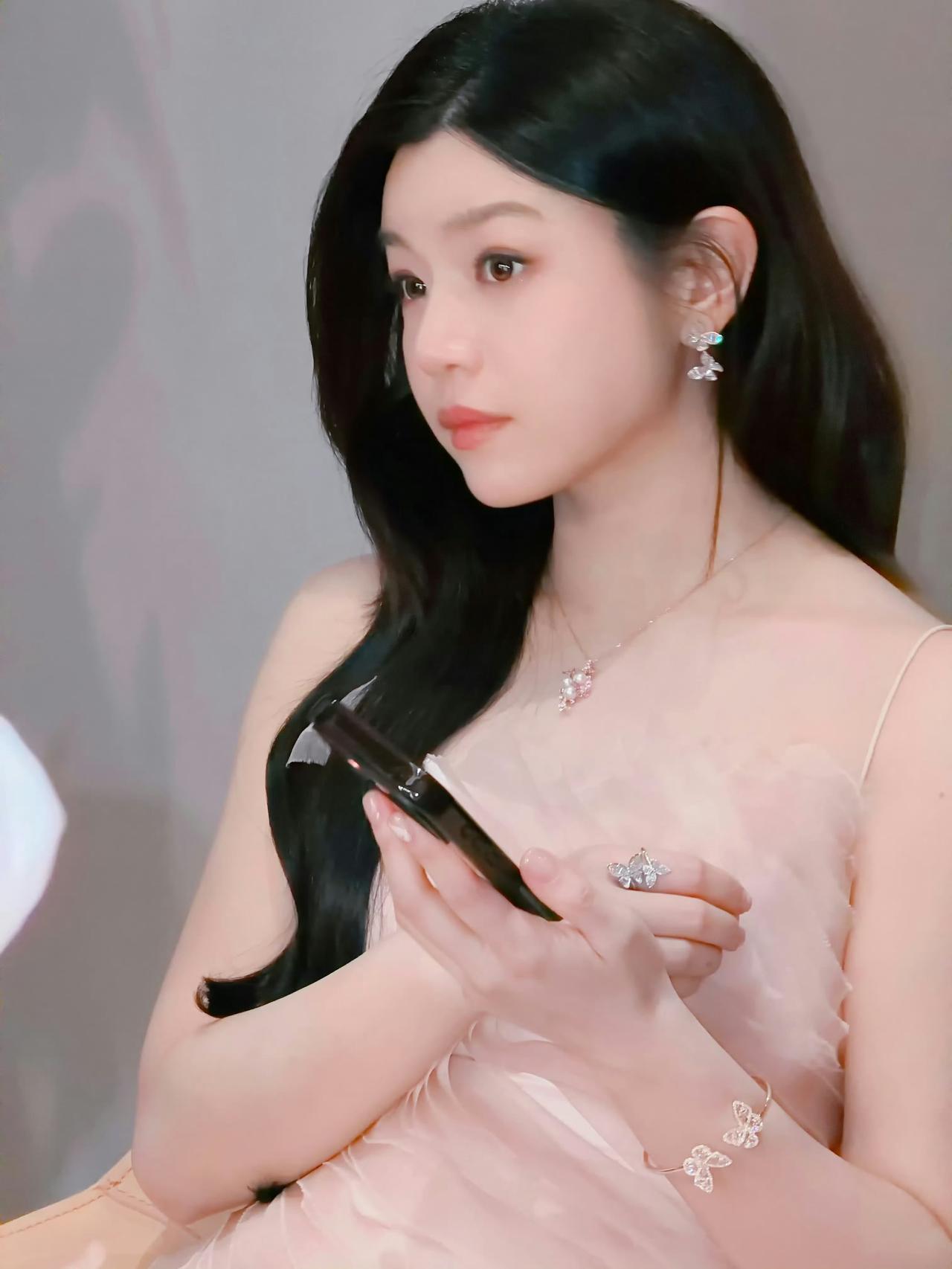 陈妍希新剧热播
收获“妹妹姐”称号！