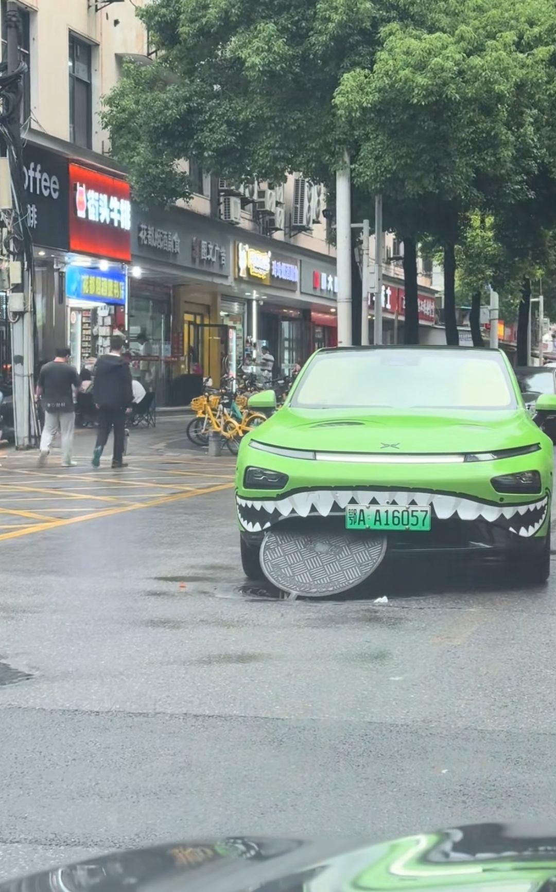 武汉大雨，有辆小鹏火了，他在吃奥利奥。[吃馕] ​​​