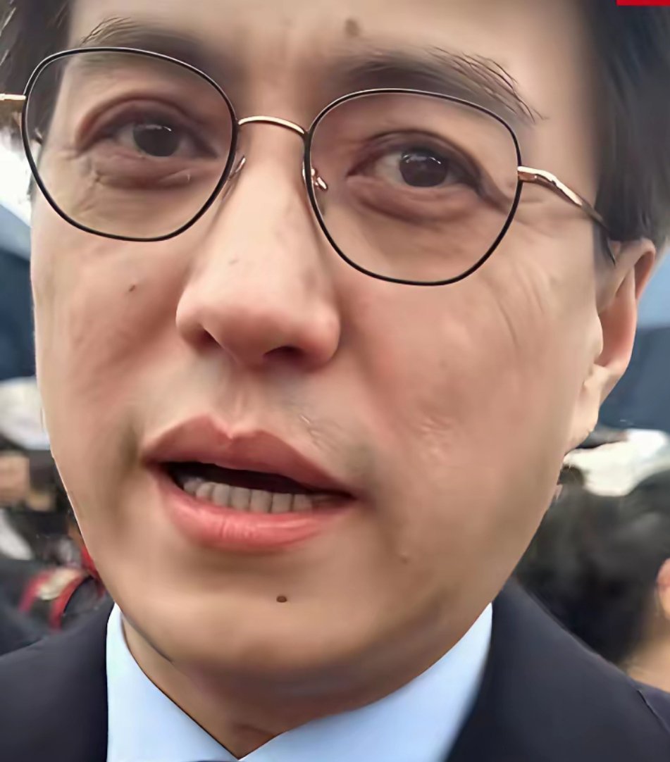 靳东多大岁数了    今天一看脑子一下出现电视里画面，瞬间觉得没电视那么帅了 