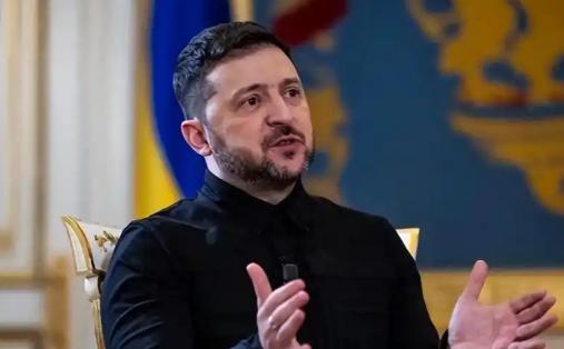 泽连斯基终究还是低头了。苦撑四年，家底都快输光了。人口骤降1500万，外援彻底断