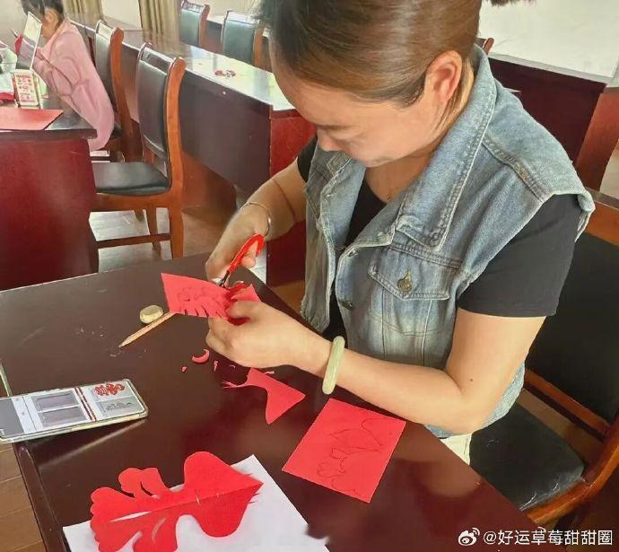 休渔不休学台州渔民公益课程接地气又养心 伏季休渔期间，台州三门县健跳镇的渔民朋友