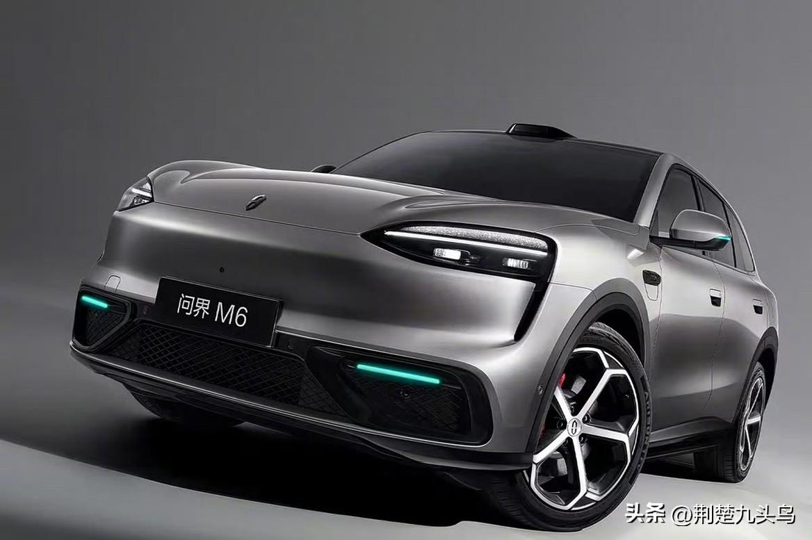鸿蒙智行问界M6是一款大五座家用SUV，整体设计简约流畅，车身线条舒展，造型年轻